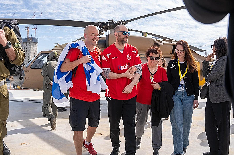 יאיר הורן ובני משפחתו, עם הגעתם לבית החולים איכילוב