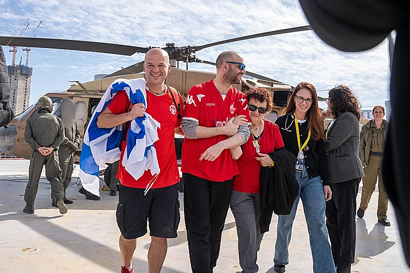 יאיר הורן ובני משפחתו, עם הגעתם לבית החולים איכילוב