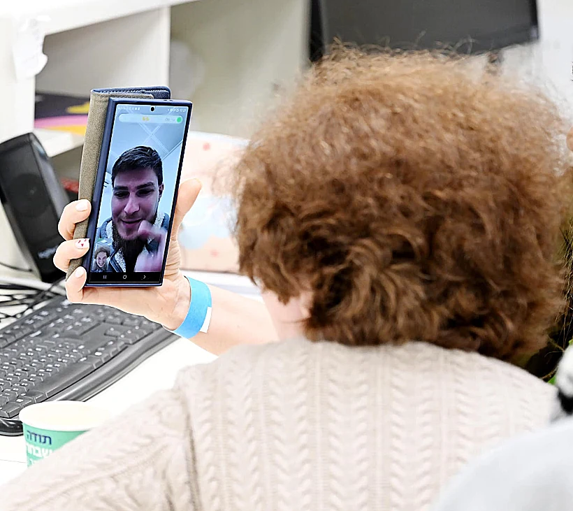 סשה טרופנוב וסבתו אירנה, שורדת השבי, בשיחת וידאו ראשונה