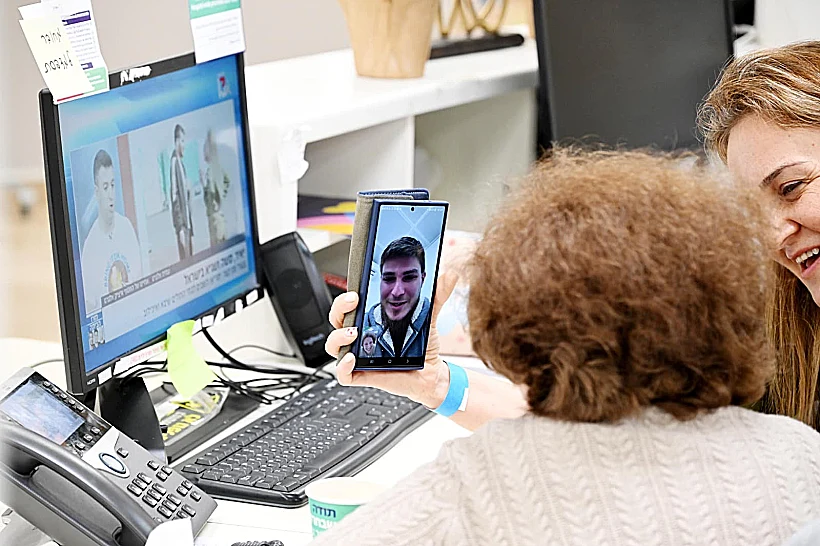 סשה טרופנוב וסבתו אירנה, שורדת השבי, בשיחת וידאו ראשונה