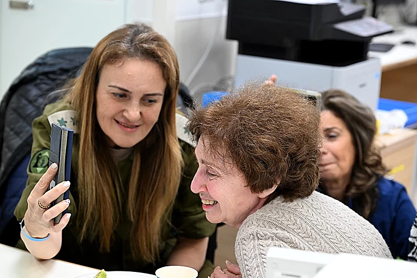 סשה טרופנוב וסבתו אירנה, שורדת השבי, בשיחת וידאו ראשונה