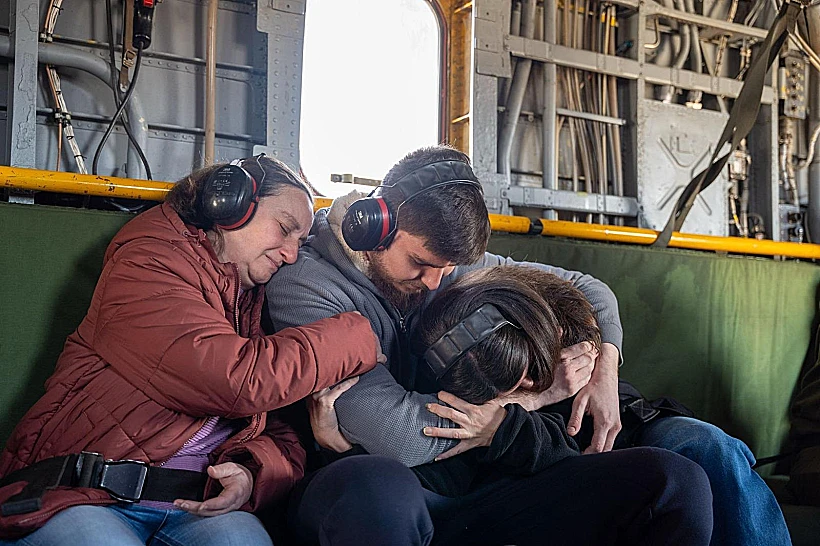 סשה טרופנוב עם אמו ילנה ובת זוגו ספיר כהן במסוק