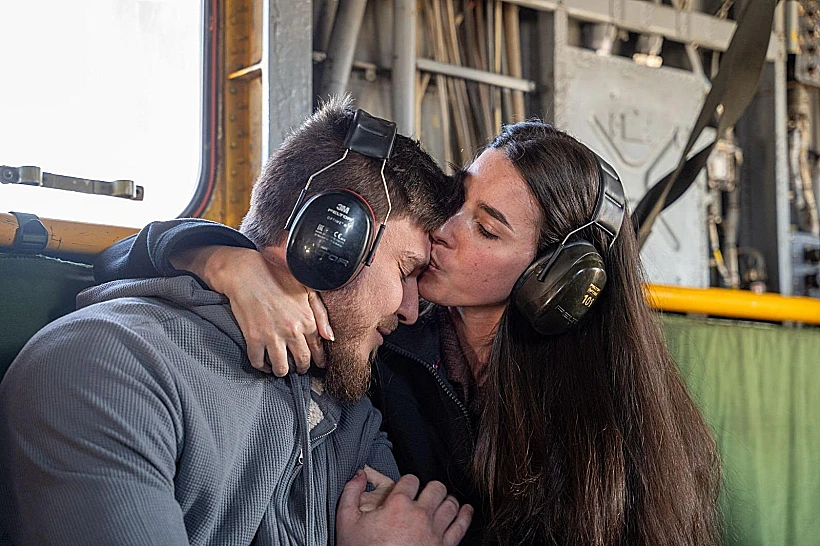 סשה טרופנוב עם בת זוגו ספיר כהן במסוק