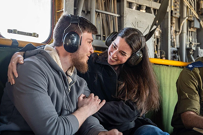 סשה טרופנוב עם בת זוגו ספיר כהן במסוק