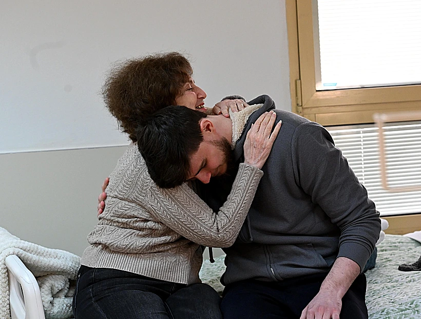 המפגש המרגש בין סשה לסבתו אירנה, ששרדה גם היא את השבי