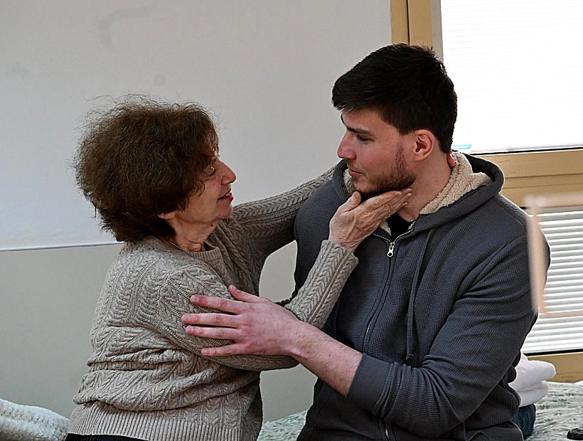 המפגש המרגש בין סשה טרופנוב לסבתו אירנה טאטי, ששרדה גם היא את השבי