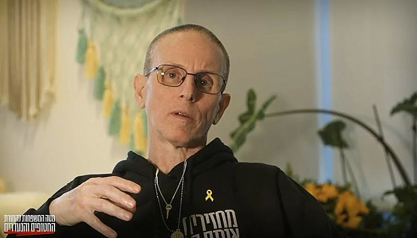 אוהד בן עמי בסרטון שהוקרן בעצרת בכיכר החטופים