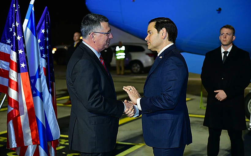 מזכיר המדינה האמריקני מרקו רוביו עם נחיתתו בנתב"ג, לצד שר החוץ גדעון סער