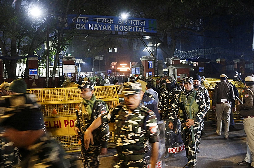 כוחות אבטחה מחוץ לזירת ההימחצות בתחנת הרכבת בניו דלהי