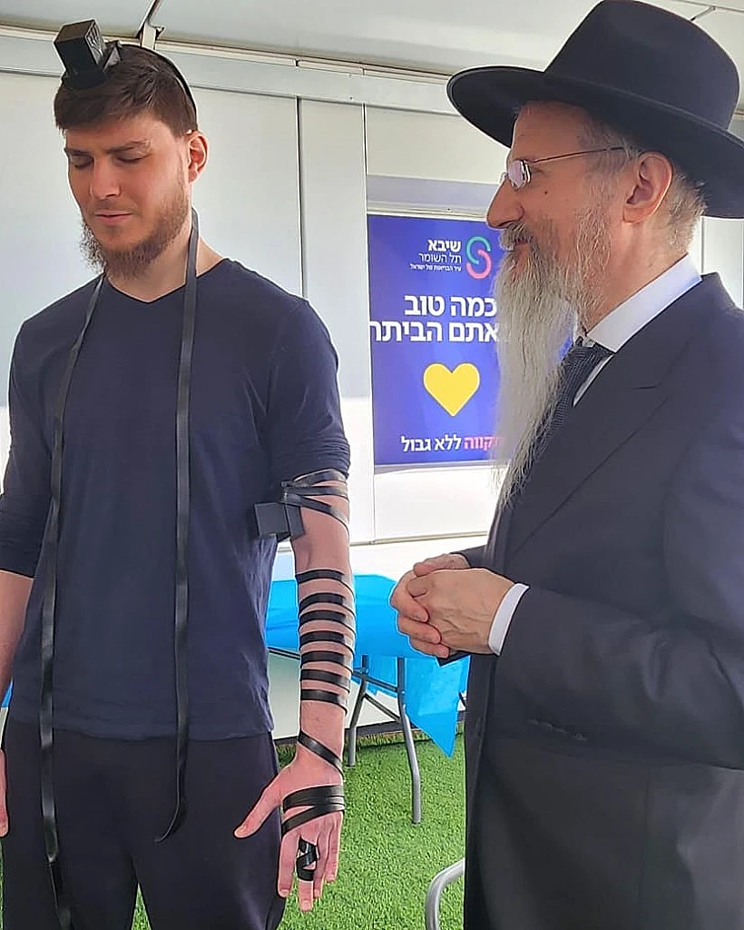 סשה טרופנוב מניח תפילין