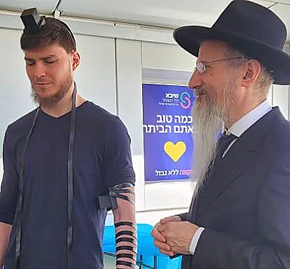 סשה טרופנוב מניח תפילין