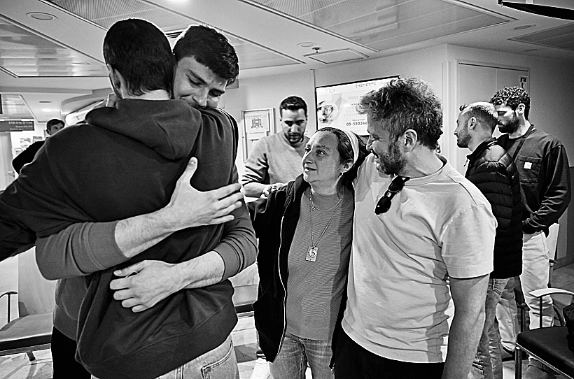 המפגש של שורד השבי סשה טרופנוב עם חבריו, אתמול