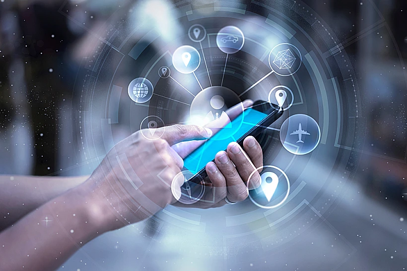 בינה מלאכותית, אדם מחזיק טלפון נייד ביד, תכנון טיול בנייד, כלי ניווט דיגיטליים navigation