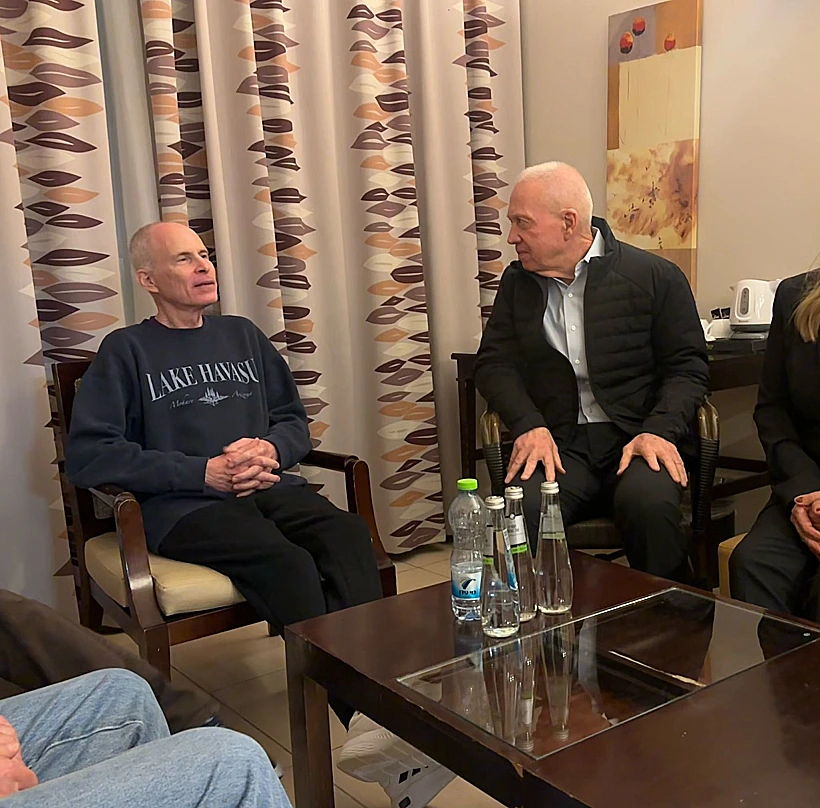 יואב גלנט לצד קית' סיגל