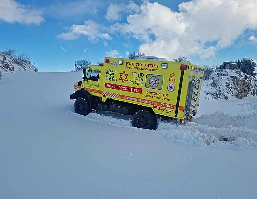 ניידת טיפול נמרץ של מד"א בשלג