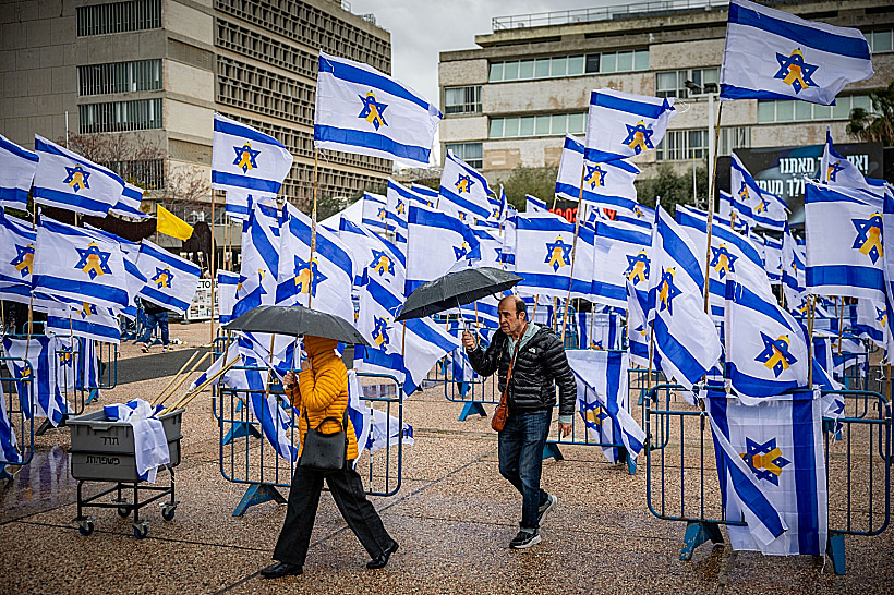 מתאספים בכיכר החטופים לקראת החזרת החללים