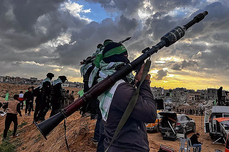 מחבלי חמאס ברצועת עזה ממתינים להעברת ארונות החטופים החללים