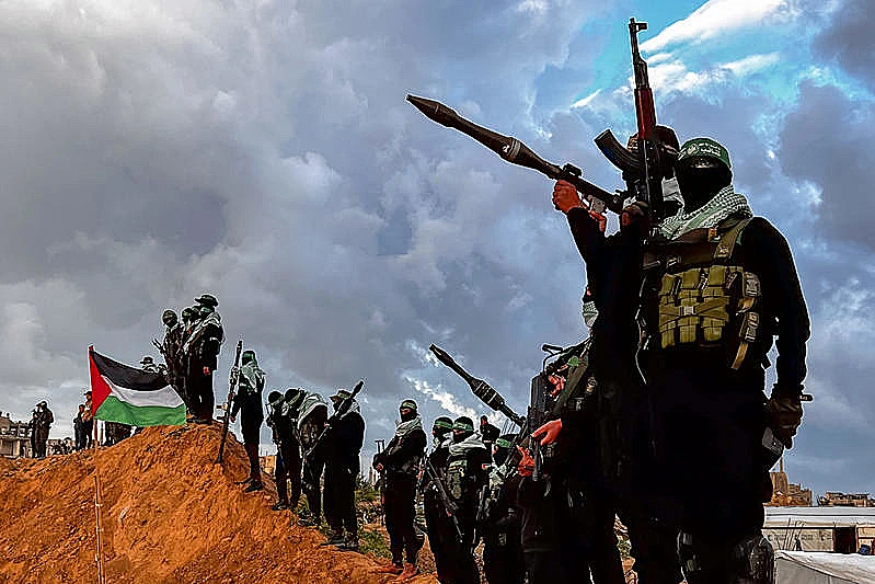 מחבלי חמאס ברצועת עזה ממתינים להעברת ארונות החטופים החללים