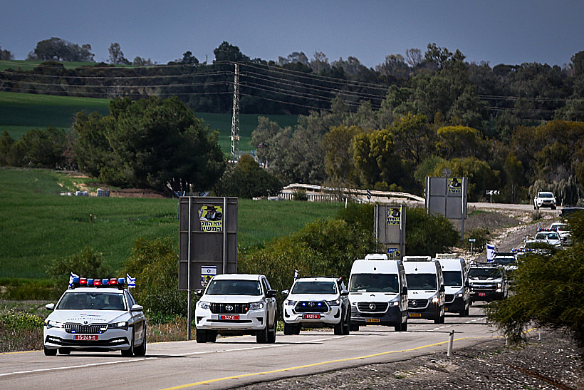 שיירת הרכבים עם ארונות החטופים החללים
