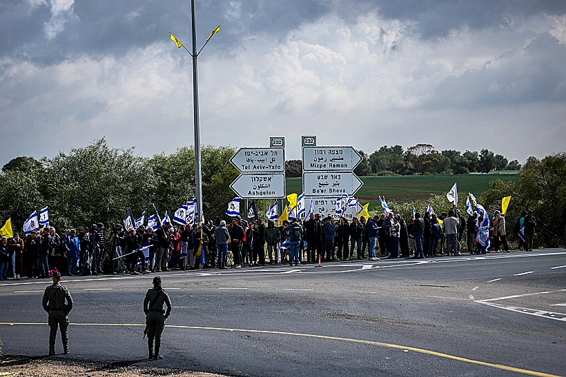 אזרחים חולקים כבוד אחרון לחטופים החללים