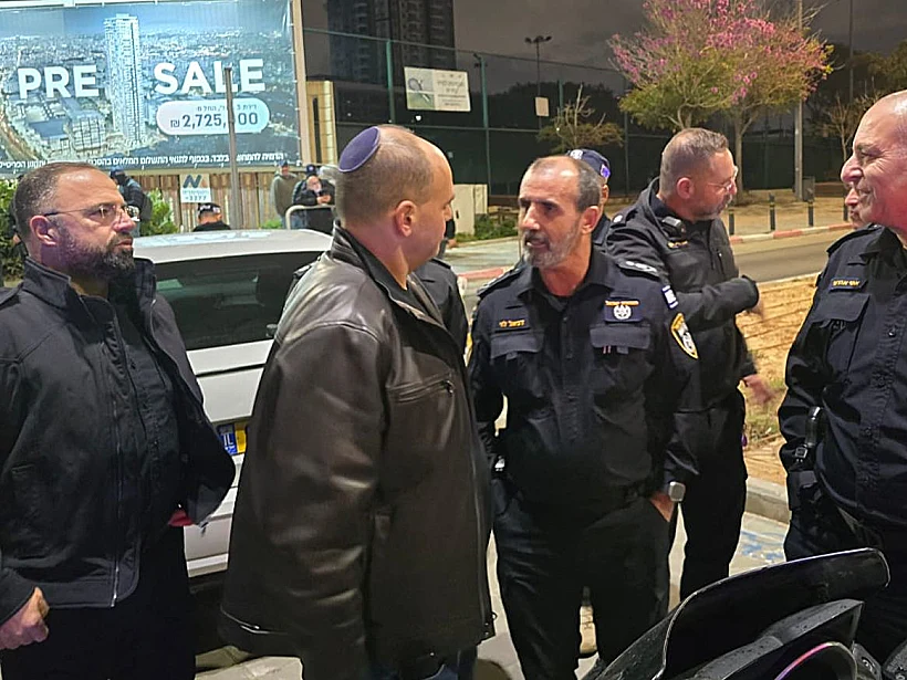 מפכ"ל המשטרה דני לוי בזירת הפיגוע בבת ים