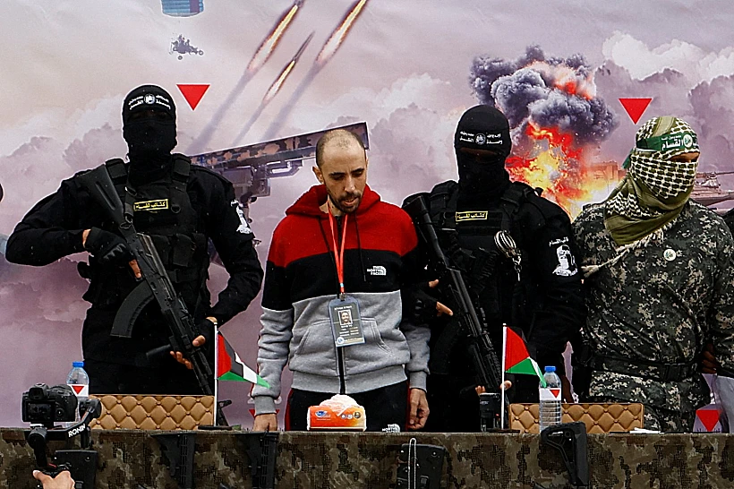 טל שהם על הבמה ברפיח אחרי שחרורו מהשבי