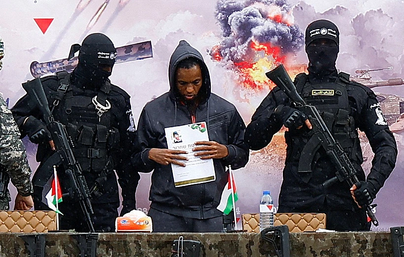 אברה מנגיסטו על הבמה ברפיח, אחרי השחרור מהשבי