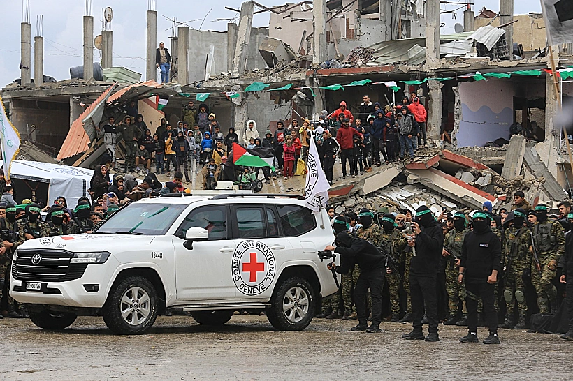 רכבי הצלב האדום מגיעים לנקודת השחרור של אברה מנגיסטו וטל שהם ברפיח