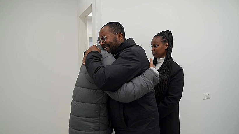 אברה מנגיסטו נפגש עם בני משפחתו ברעים