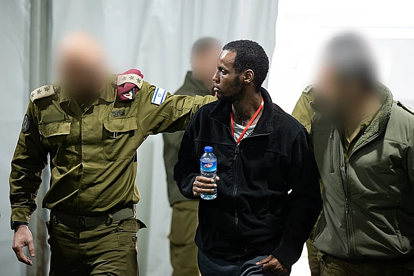 אברה מנגיסטו נפגש עם בני משפחתו ברעים