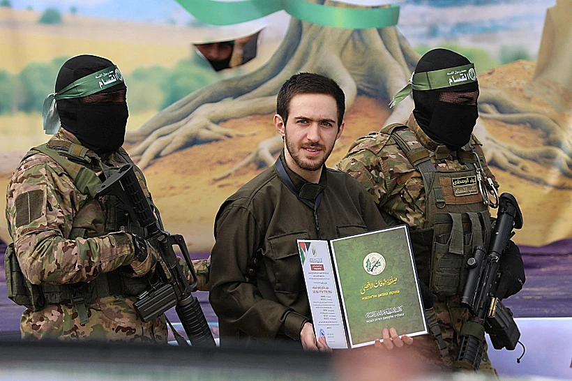 עומר שם טוב על הבמה בנוסייראת אחרי השחרור מהשבי