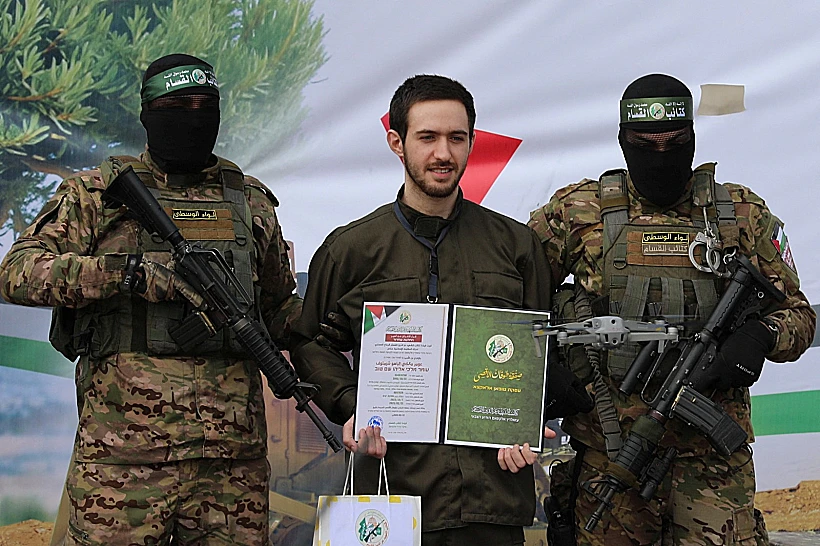 עומר שם טוב על הבמה בנוסייראת אחרי השחרור מהשבי