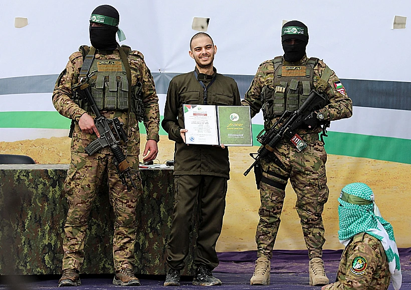 עומר ונקרט על הבמה בנוסייראת אחרי השחרור מהשבי