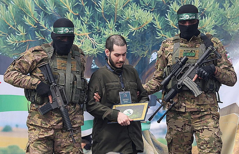 אליה כהן על הבמה בנוסייראת אחרי השחרור מהשבי