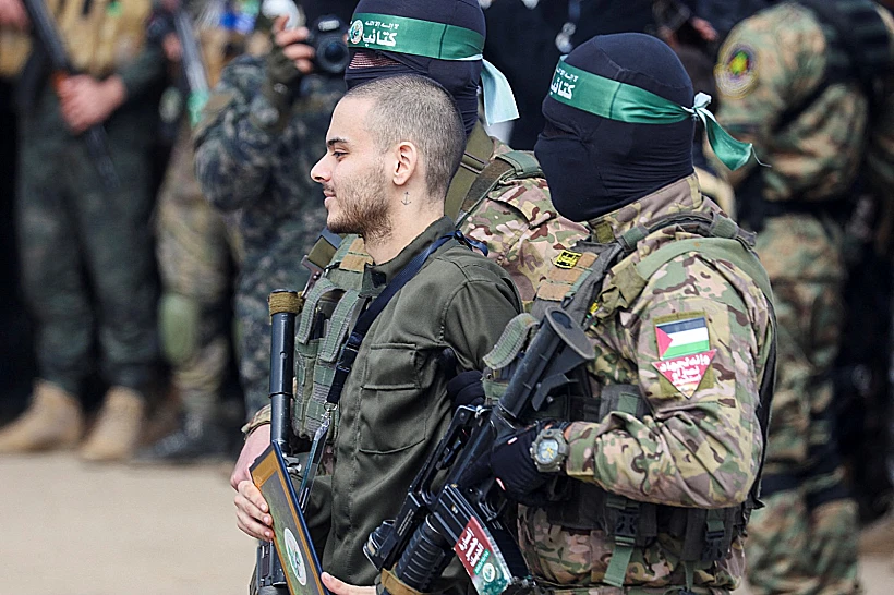 עומר ונקרט על הבמה בנוסייראת אחרי השחרור מהשבי