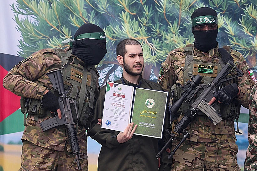 אליה כהן על הבמה בנוסייראת אחרי השחרור מהשבי