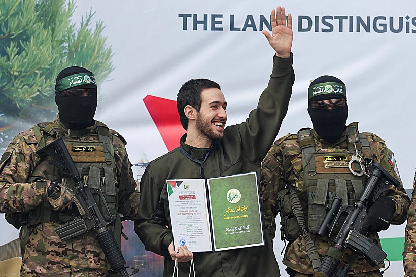 עומר שם טוב על הבמה בנוסייראת אחרי השחרור מהשבי