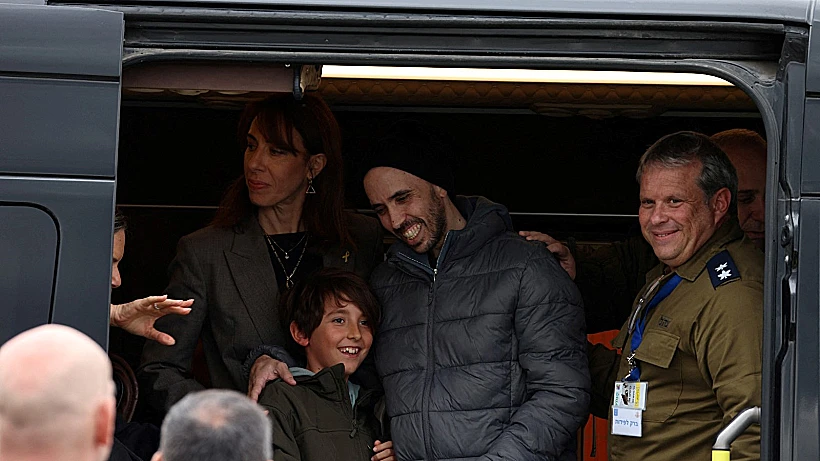 טל שהם אחרי הנחיתה בבילינסון, לצד בנו נווה ששוחרר בעסקה הקודמת