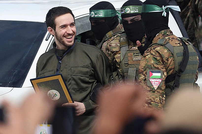 עומר שם טוב על הבמה בנוסייראת אחרי השחרור מהשבי