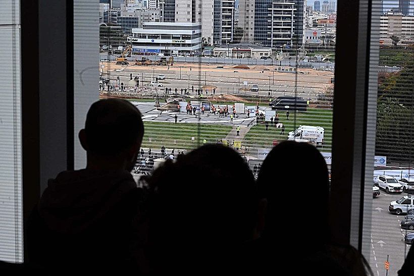 משפחתו של טל שהם צופה בנחיתתו בבילינסון