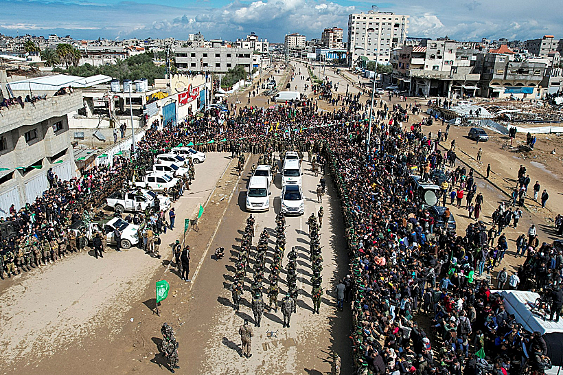 חמושי חמאס נערכים בנקודת השחרור של אליה כהן, עומר ונקרט ועומר שם טוב בנוסייראת