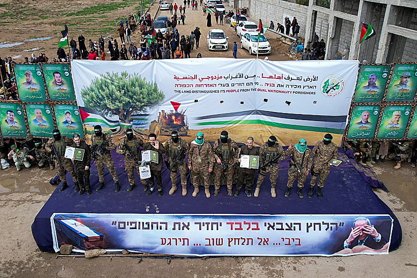 עומר ונקרט, אליה כהן ועומר שם טוב על הבמה בנוסייראת אחרי השחרור מהשבי