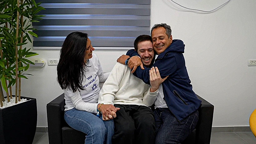 עומר שם טוב נפגש עם הוריו ברעים