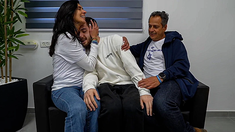 עומר שם טוב נפגש עם הוריו ברעים