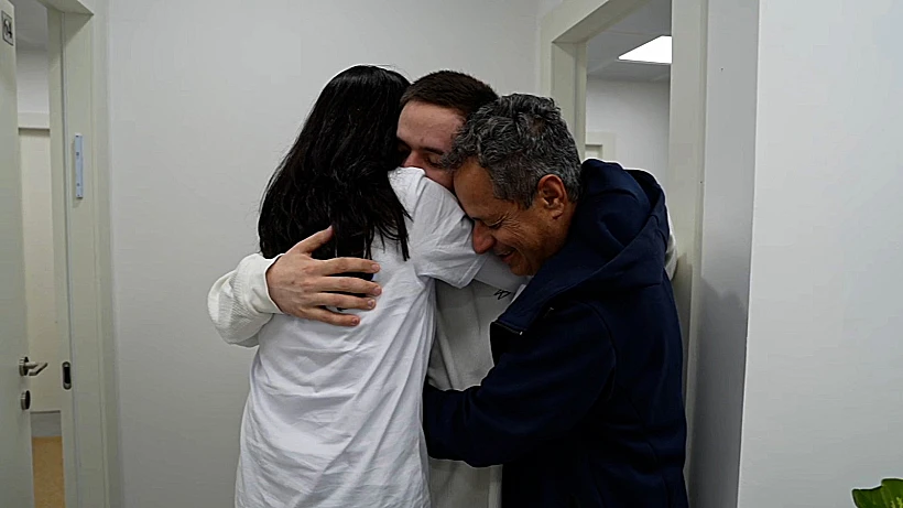 עומר שם טוב נפגש עם הוריו ברעים