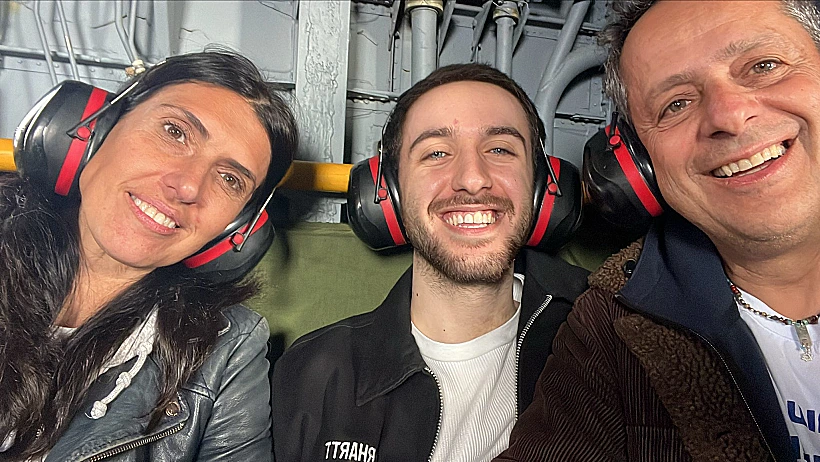 עומר שם טוב עם הוריו במסוק בדרך לבית החולים