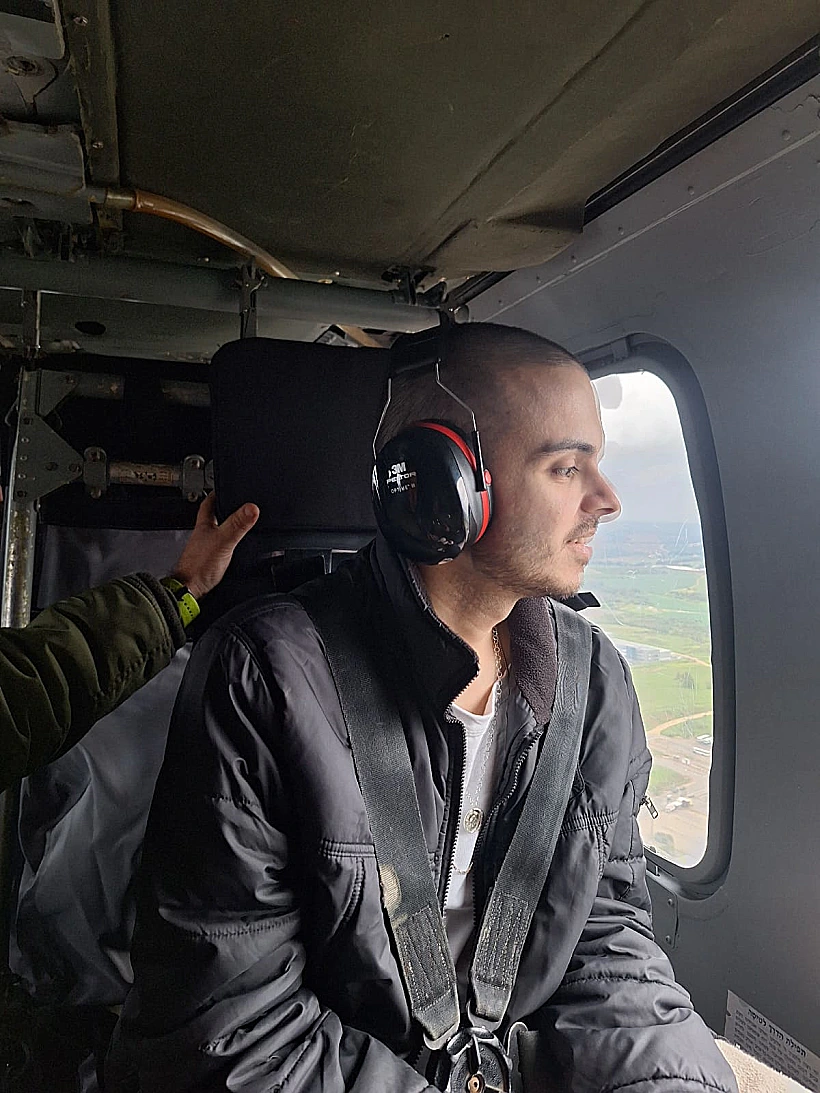 עומר ונקרט על המסוק בדרך לבית החולים