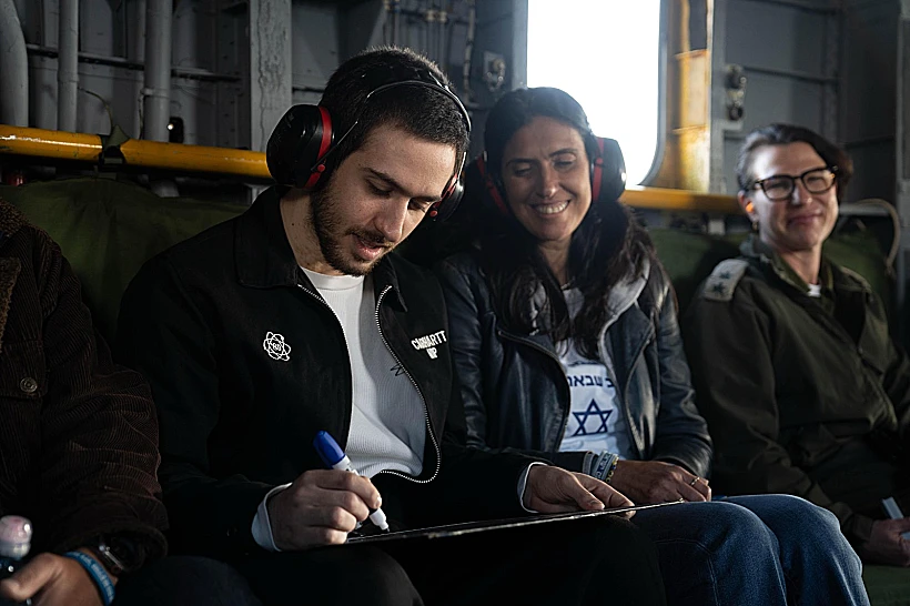 עומר שם טוב עם אימו שלי במסוק בדרך לבית החולים025 02 22 At 1