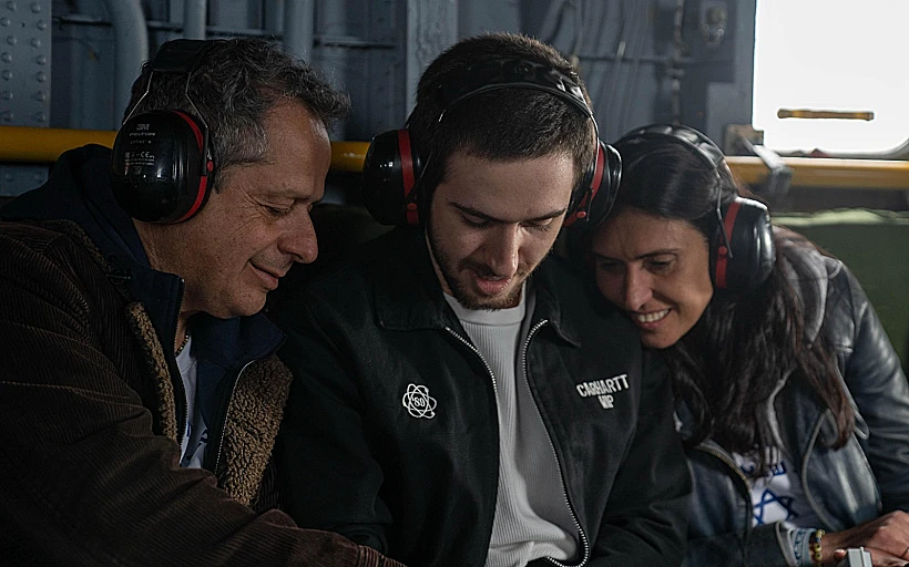 עומר שם טוב עם הוריו במסוק בדרך לבית החולים