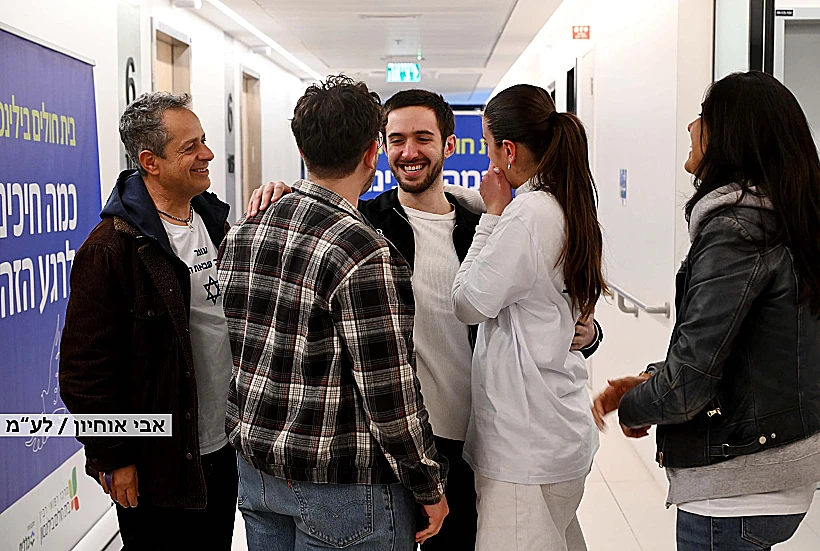 עומר שם טוב במפגש עם משפחתו בבית החולים